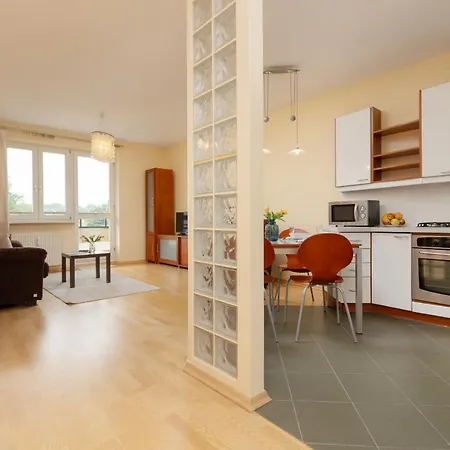 Spacious & Quiet 1 Bedroom In By Renters