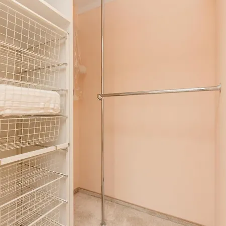 Spacious & Quiet 1 Bedroom In By Renters Appartamento