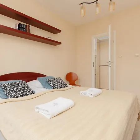 Spacious & Quiet 1 Bedroom In By Renters