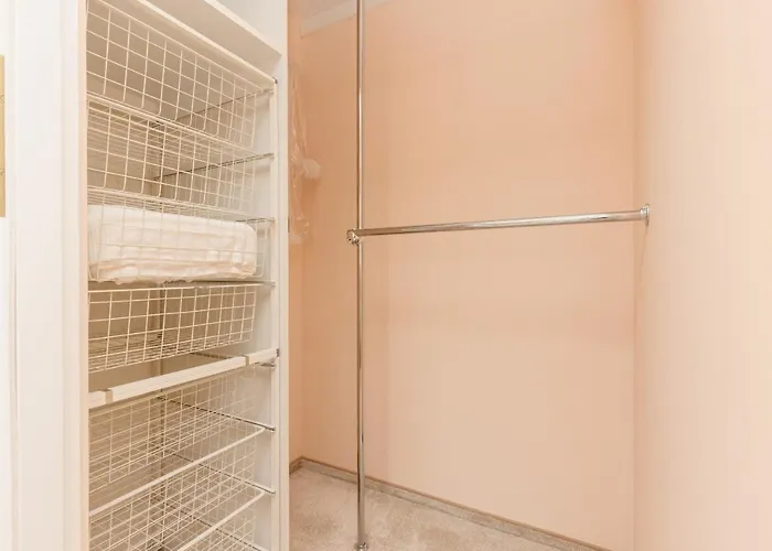 Spacious & Quiet 1 Bedroom In By Renters Daire